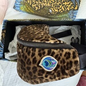 New in box Artipoppe magic belt bag italian velvet leopard